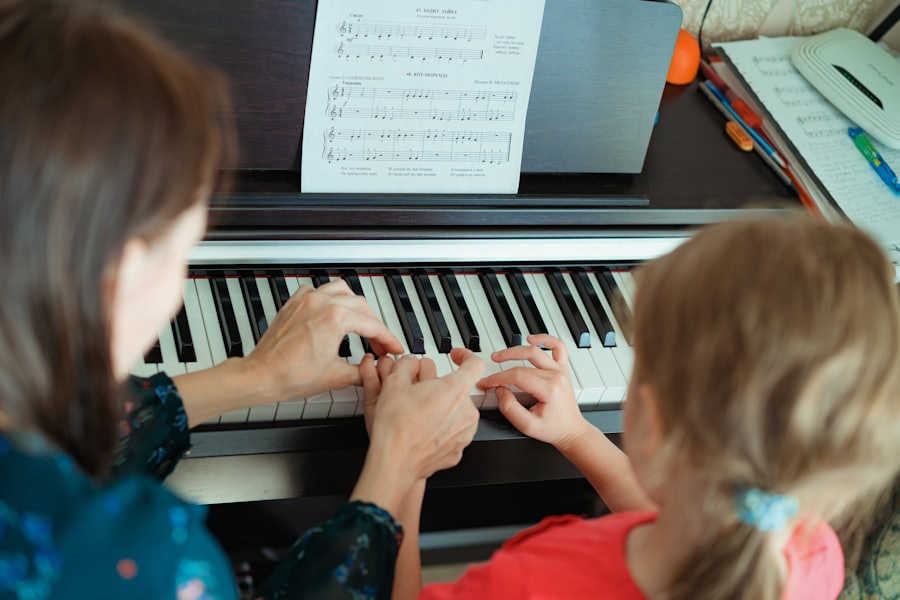 Profesora dando clase de piano a una alumna